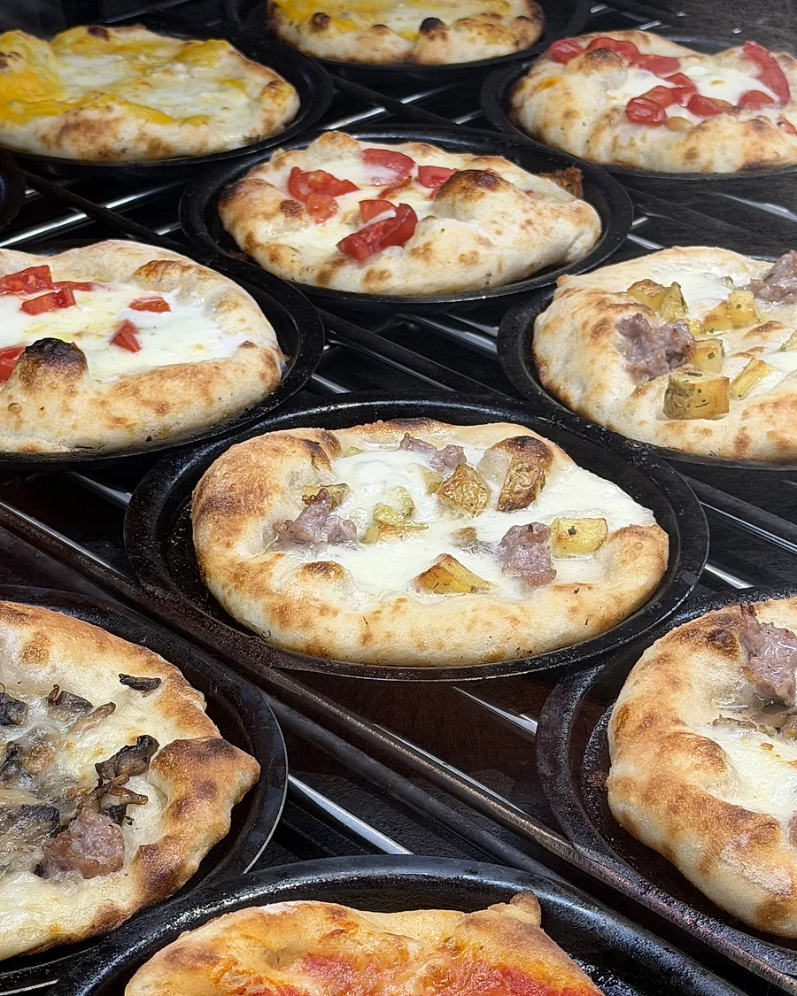 Pizzetta al padellino appena sfornata de La Pizzettina