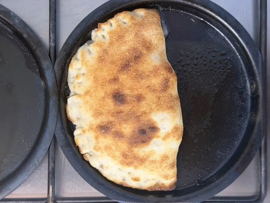 Calzone al Forno — Calzone cotto al forno, soffice dentro e dorato fuori. Farciture della tradizione.