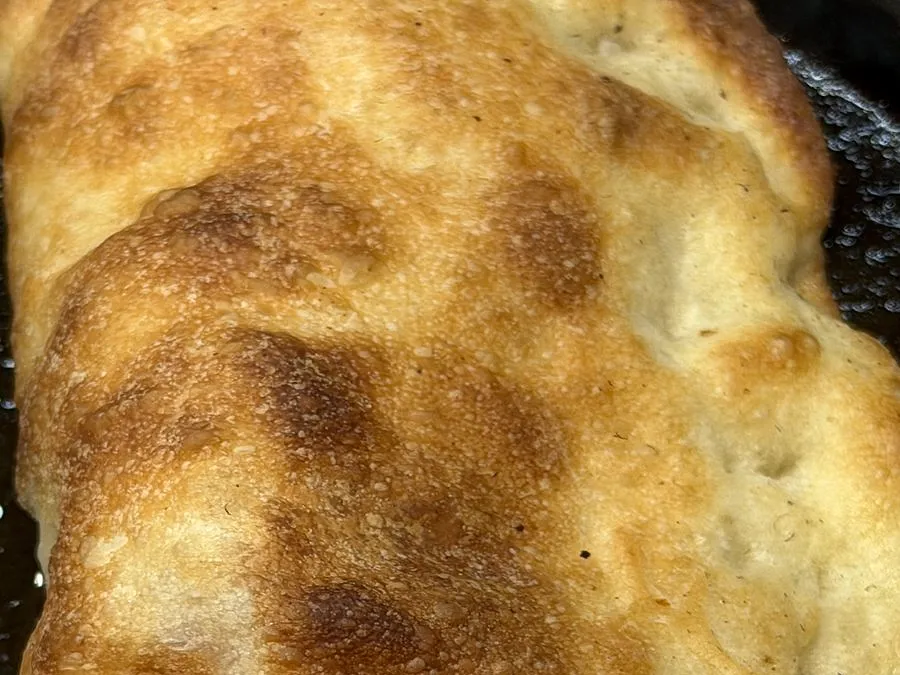 Focaccia all'Olio — Impasto al padellino con sale marino e un filo generoso di olio EVO.